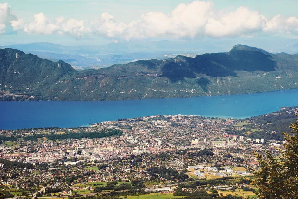 Aix-les-Bains et le lac du Bourget vus du ciel