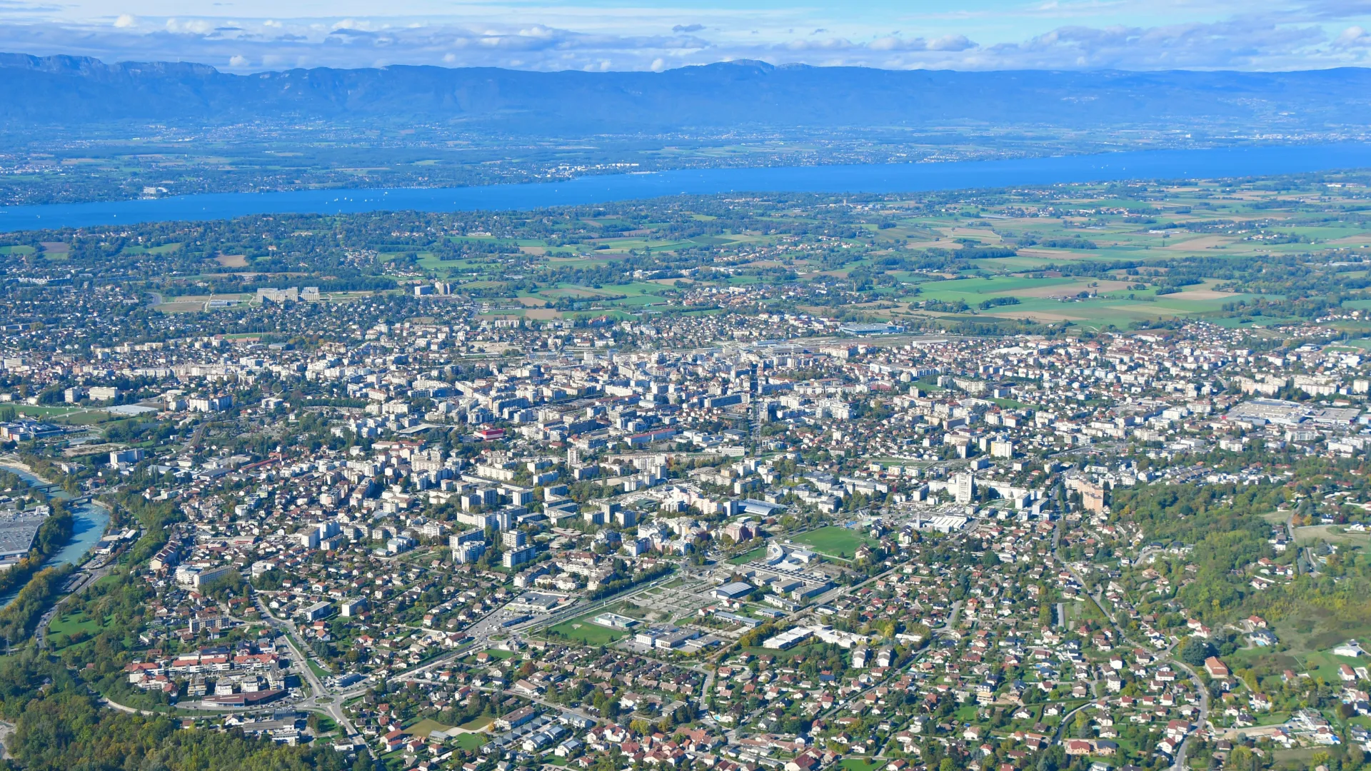 Annemasse vue du ciel, avec le Léman au fond